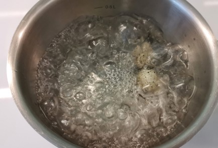 Фото шага рецепта Куриный суп с перепелиными яйцами и перцем чили 173405 шаг 6  