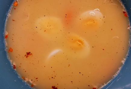 Фото шага рецепта Куриный суп с перепелиными яйцами и перцем чили 173405 шаг 9  