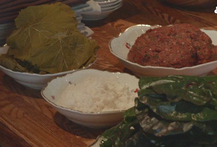 Фото шага рецепта Долма с черносливом в свекольных листьях 175770 шаг 1  