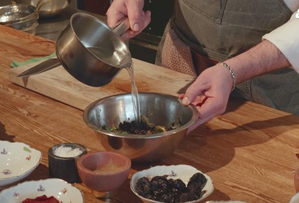 Фото шага рецепта Долма с черносливом в свекольных листьях 175770 шаг 5  