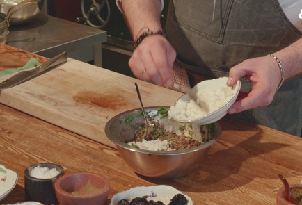 Фото шага рецепта Долма с черносливом в свекольных листьях 175770 шаг 6  