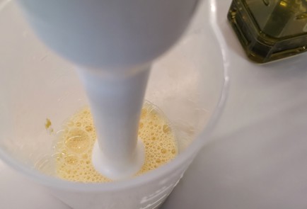 Фото шага рецепта Домашний майонез из двух яиц с лаймом 152317 шаг 2  