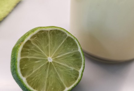 Фото шага рецепта Домашний майонез из двух яиц с лаймом 152317 шаг 4  