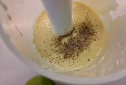 Фото шага рецепта Домашний майонез из двух яиц с лаймом 152317 шаг 5  