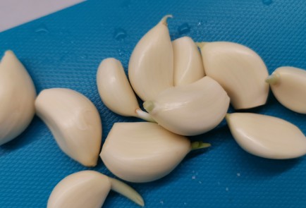 Фото шага рецепта Домашние колбаски со сливками и чесноком 152589 шаг 4