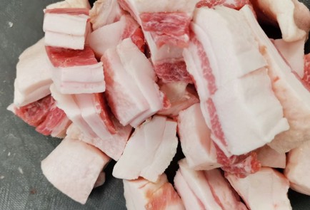 Фото шага рецепта Домашние котлеты с чесноком и базиликом 152590 шаг 2  