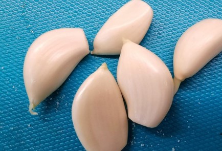 Фото шага рецепта Домашние котлеты с чесноком и базиликом 152590 шаг 4  