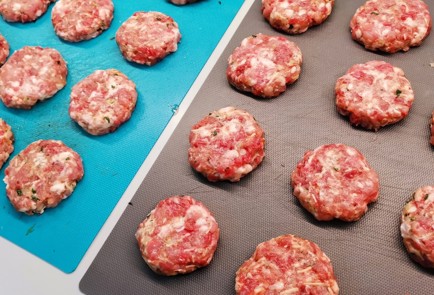 Фото шага рецепта Домашние котлеты с чесноком и базиликом 152590 шаг 9  