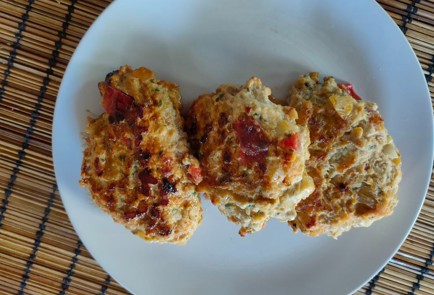 Фото шага рецепта Домашние котлеты с луком и помидорами 174220 шаг 11  