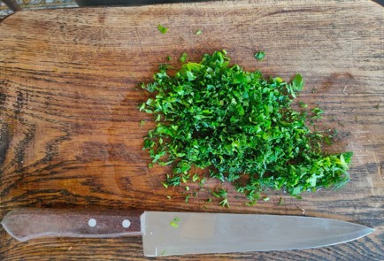 Фото шага рецепта Домашние котлеты с луком и помидорами 174220 шаг 2  