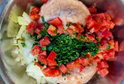 Фото шага рецепта Домашние котлеты с луком и помидорами 174220 шаг 8  