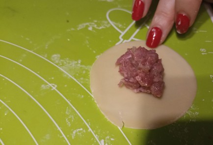 Фото шага рецепта Домашние пельмени из готового теста 191133 шаг 5  