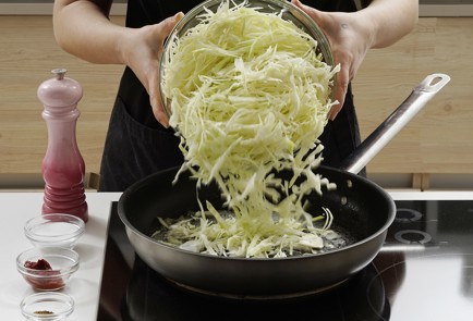 Фото шага рецепта Домашние пирожки с капустой 152954 шаг 6  