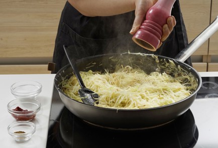 Фото шага рецепта Домашние пирожки с капустой 152954 шаг 7  