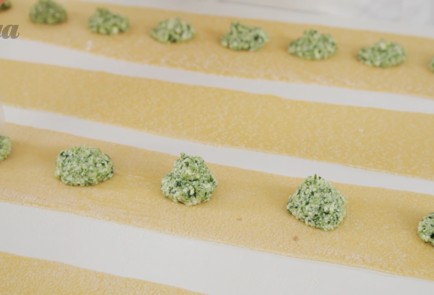 Фото шага рецепта Домашние равиоли с рикоттой и шпинатом 53129 шаг 4  