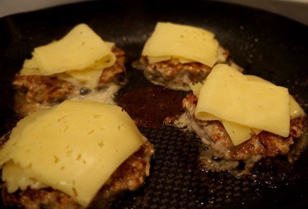 Фото шага рецепта Домашний бургер с мясной котлетой и беконом 53124 шаг 3  