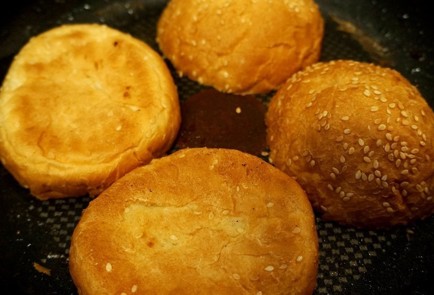 Фото шага рецепта Домашний бургер с мясной котлетой и беконом 53124 шаг 4  