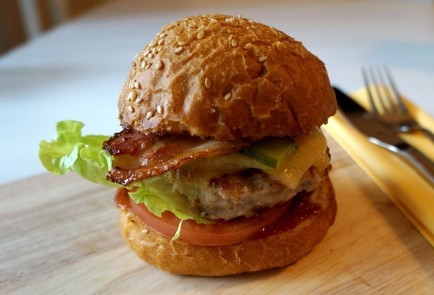 Фото шага рецепта Домашний бургер с мясной котлетой и беконом 53124 шаг 5  