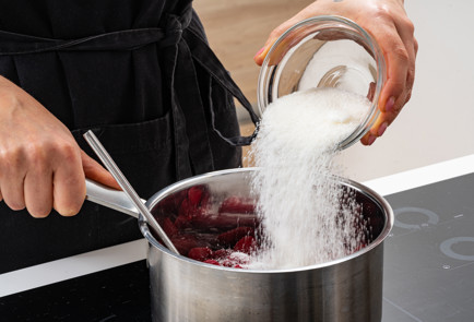 Фото шага рецепта Домашний блинный торт с малиновым кремом 191371 шаг 2  