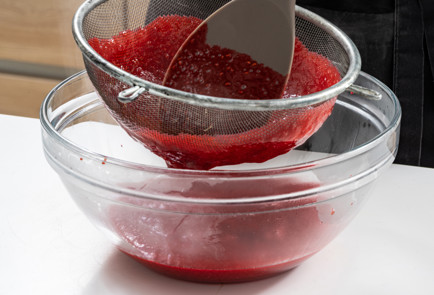 Фото шага рецепта Домашний блинный торт с малиновым кремом 191371 шаг 3  