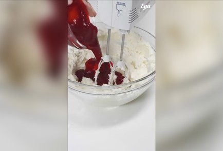 Фото шага рецепта Домашний блинный торт с малиновым кремом 191371 шаг 5  