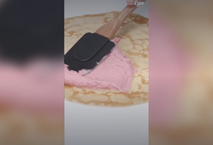 Фото шага рецепта Домашний блинный торт с малиновым кремом 191371 шаг 6  