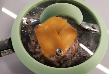 Фото шага рецепта Домашний бургер 190739 шаг 9  