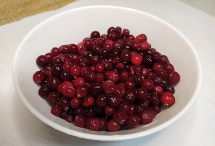 Фото шага рецепта Домашний чай с апельсином и клюквой 190759 шаг 1  