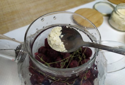 Фото шага рецепта Домашний чай с вишней и пряностями 190516 шаг 3