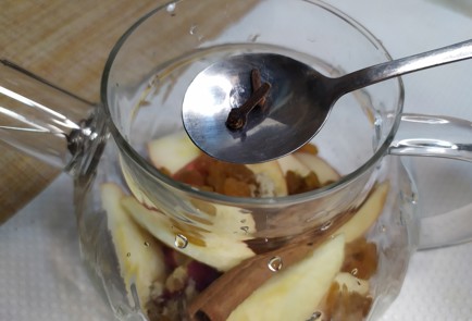 Фото шага рецепта Домашний чай с яблоком и корицей 190518 шаг 6  