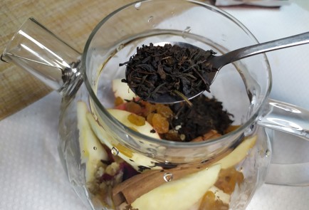 Фото шага рецепта Домашний чай с яблоком и корицей 190518 шаг 7  