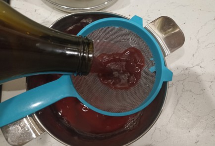 Фото шага рецепта Домашний мармелад из сока клюквы 191177 шаг 2