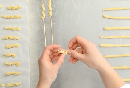 Фото шага рецепта Домашняя паста бузиате с песто алла трапанезе 42458 шаг 3  