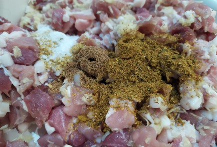 Фото шага рецепта Домашняя колбаса из свинины 188948 шаг 4  