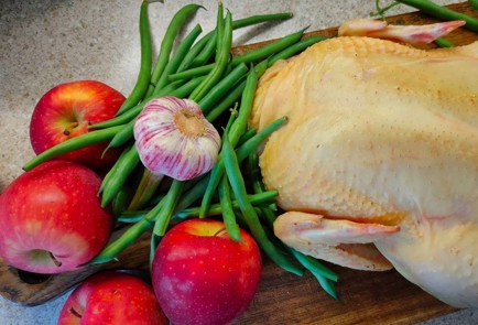 Фото шага рецепта Домашняя курица запеченная с яблоками и гарниром из зеленой фасоли 189448 шаг 1  