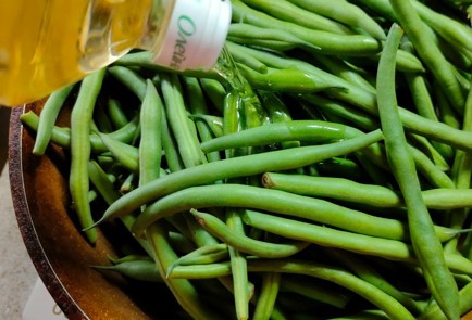 Фото шага рецепта Домашняя курица запеченная с яблоками и гарниром из зеленой фасоли 189448 шаг 10  