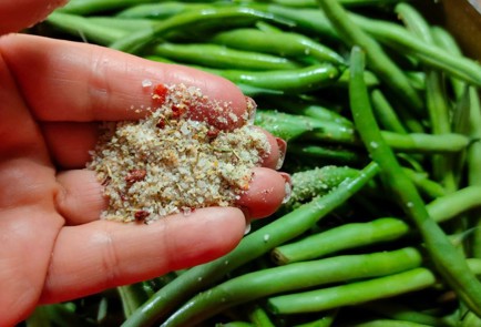 Фото шага рецепта Домашняя курица запеченная с яблоками и гарниром из зеленой фасоли 189448 шаг 11  