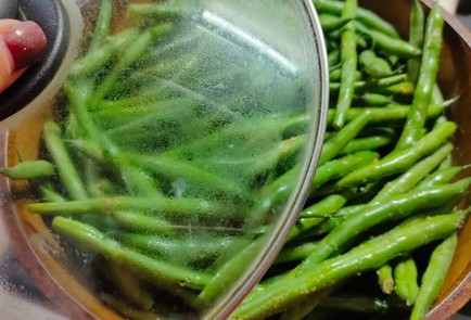 Фото шага рецепта Домашняя курица запеченная с яблоками и гарниром из зеленой фасоли 189448 шаг 13  