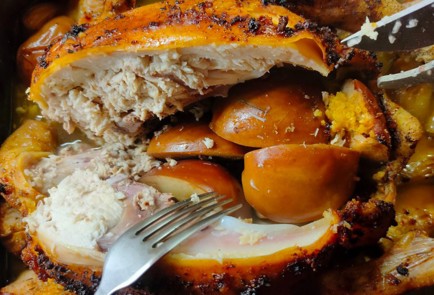 Фото шага рецепта Домашняя курица запеченная с яблоками и гарниром из зеленой фасоли 189448 шаг 15  