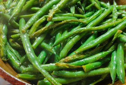 Фото шага рецепта Домашняя курица запеченная с яблоками и гарниром из зеленой фасоли 189448 шаг 17  