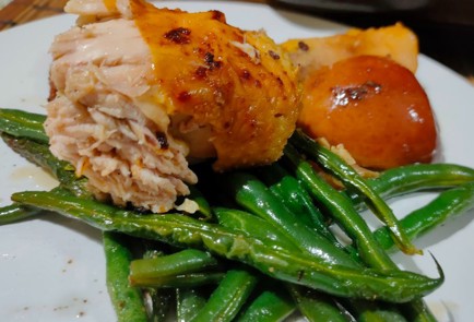 Фото шага рецепта Домашняя курица запеченная с яблоками и гарниром из зеленой фасоли 189448 шаг 18  