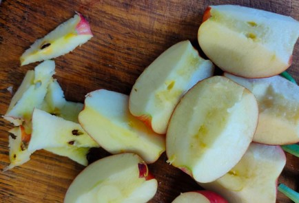 Фото шага рецепта Домашняя курица запеченная с яблоками и гарниром из зеленой фасоли 189448 шаг 2  