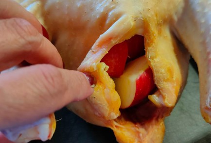 Фото шага рецепта Домашняя курица запеченная с яблоками и гарниром из зеленой фасоли 189448 шаг 3  