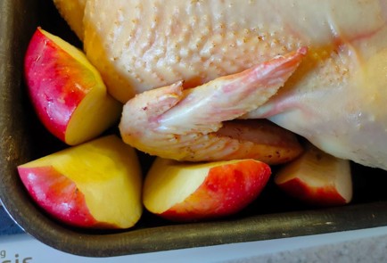 Фото шага рецепта Домашняя курица запеченная с яблоками и гарниром из зеленой фасоли 189448 шаг 4  