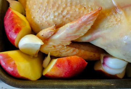 Фото шага рецепта Домашняя курица запеченная с яблоками и гарниром из зеленой фасоли 189448 шаг 6  