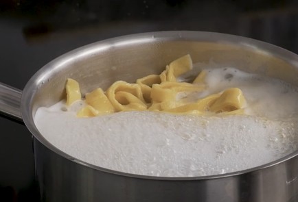 Фото шага рецепта Домашняя паста с белыми грибами 151563 шаг 17  