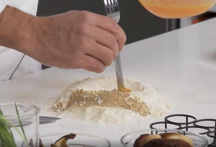 Фото шага рецепта Домашняя паста с белыми грибами 151563 шаг 5  