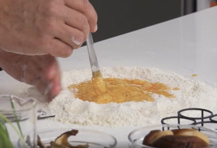 Фото шага рецепта Домашняя паста с белыми грибами 151563 шаг 6  