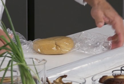 Фото шага рецепта Домашняя паста с белыми грибами 151563 шаг 9  