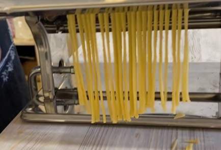 Фото шага рецепта Домашняя паста с белыми грибами 152835 шаг 4  